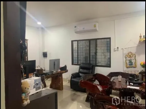 货栈 出租在Sai Noi, Nonthaburi - 空调办公室，办公桌、电脑与木质家具