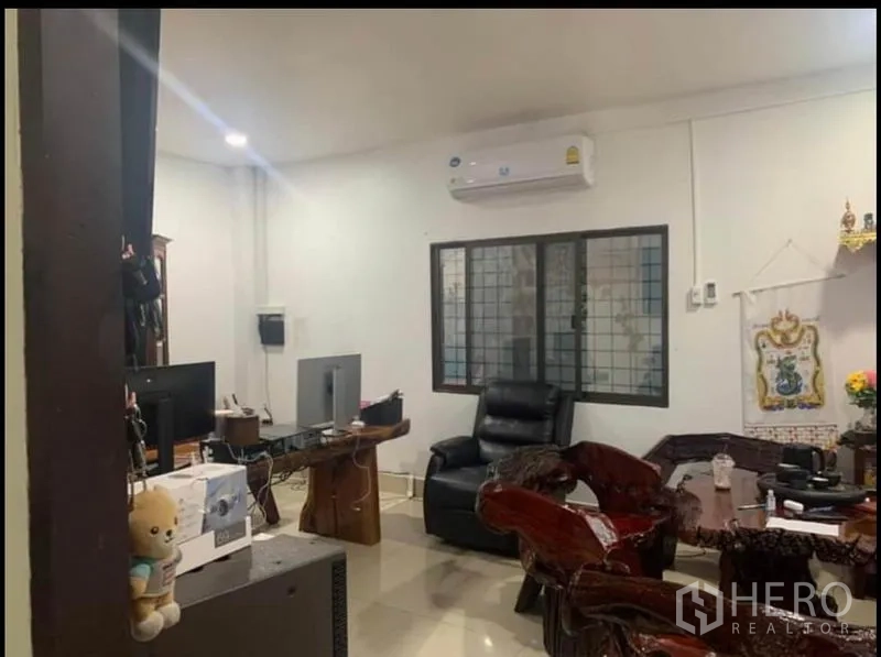 货栈 出租在Sai Noi, Nonthaburi - 空调办公室，办公桌、电脑与木质家具