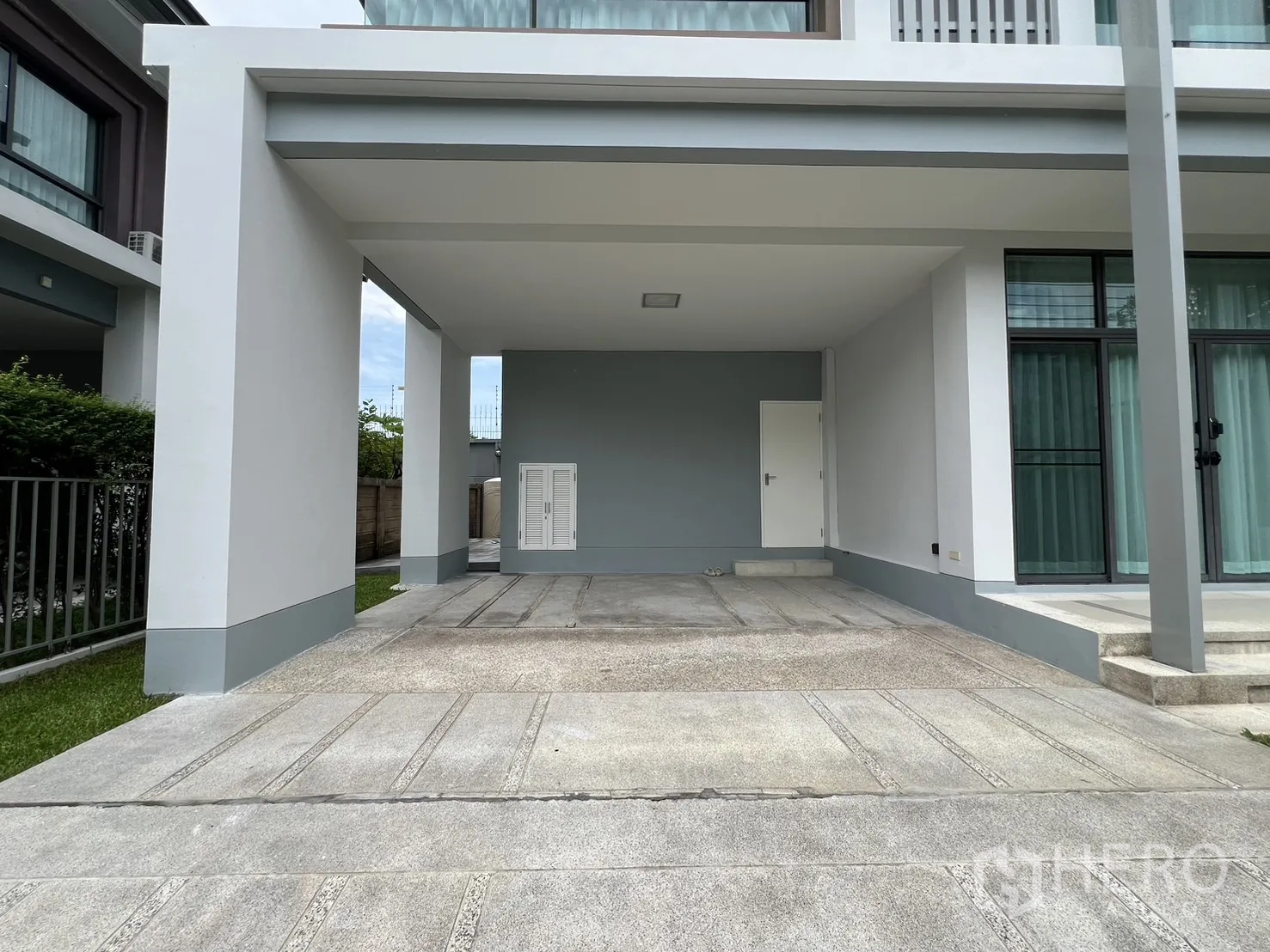 Detached House for rent in Bang Kapi, Bangkok - Covered double carport with a wide concrete driveway at the front of the house.