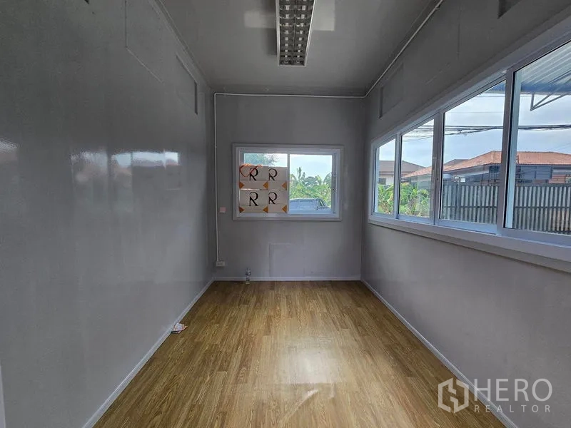 货栈 出租在Don Mueang, Bangkok - 办公室内景，大窗与木纹地板，采光明亮。