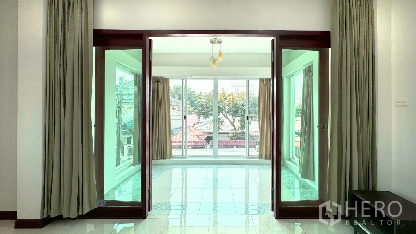 บ้านเดี่ยว for rent in Suan Luang, Bangkok - ห้องกระจกชั้นบนเข้าถึงด้วยประตูกรอบไม้บานเลื่อน พร้อมผ้าม่านรอบด้าน