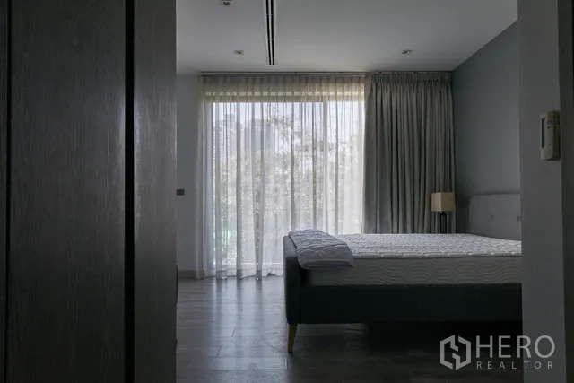 ทาวน์เฮาส์ ให้เช่าในWatthana, Bangkok - ห้องนอนชั้นบนมีผ้าม่านโปร่งและแสงจากระเบียง
