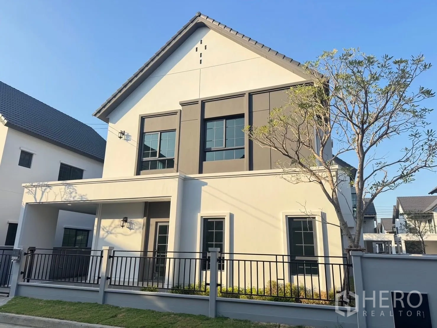 บ้าน for rent in Bang Phli, Samut Prakan - ด้านหน้าบ้านเดี่ยวสองชั้นสไตล์โมเดิร์น พร้อมรั้วและสนามหญ้า