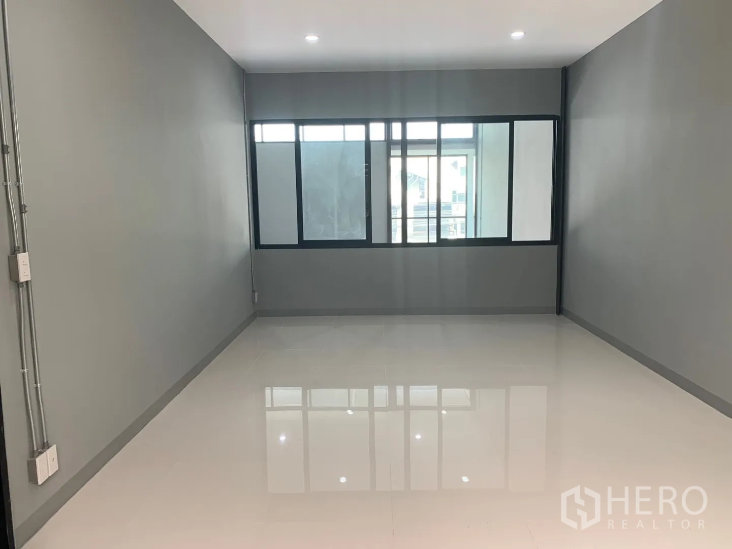仓库 for rent in Bang Phli, Samut Prakan - 封闭式办公室配窗户与瓷砖地面。