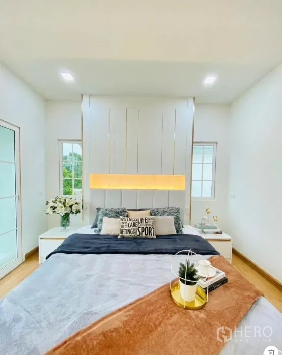 Detached House for rent in Prawet, Bangkok - Master bedroom feature headboard with soft lighting and twin bedside tables.