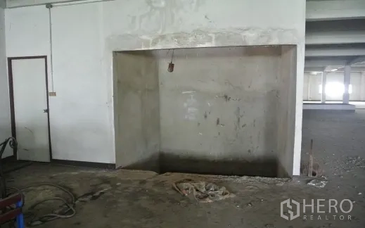 Factory for sale in Bang Phli, Samut Prakan - Recessed opening or lift pit within the production area.