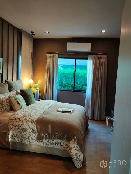 Detached House for rent in Bang Phli, Samut Prakan - Second bedroom with double bed, wood flooring and curtained window.