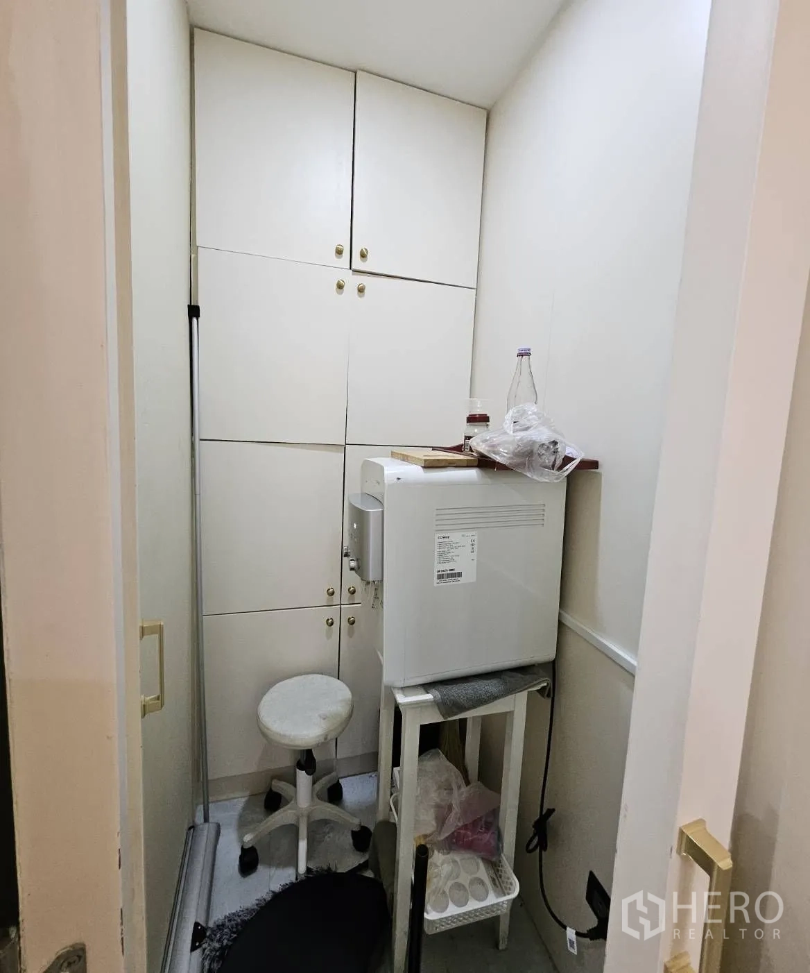 Retail Space for rent in Watthana, Bangkok - Compact storage room with tall cabinets and a utility counter.