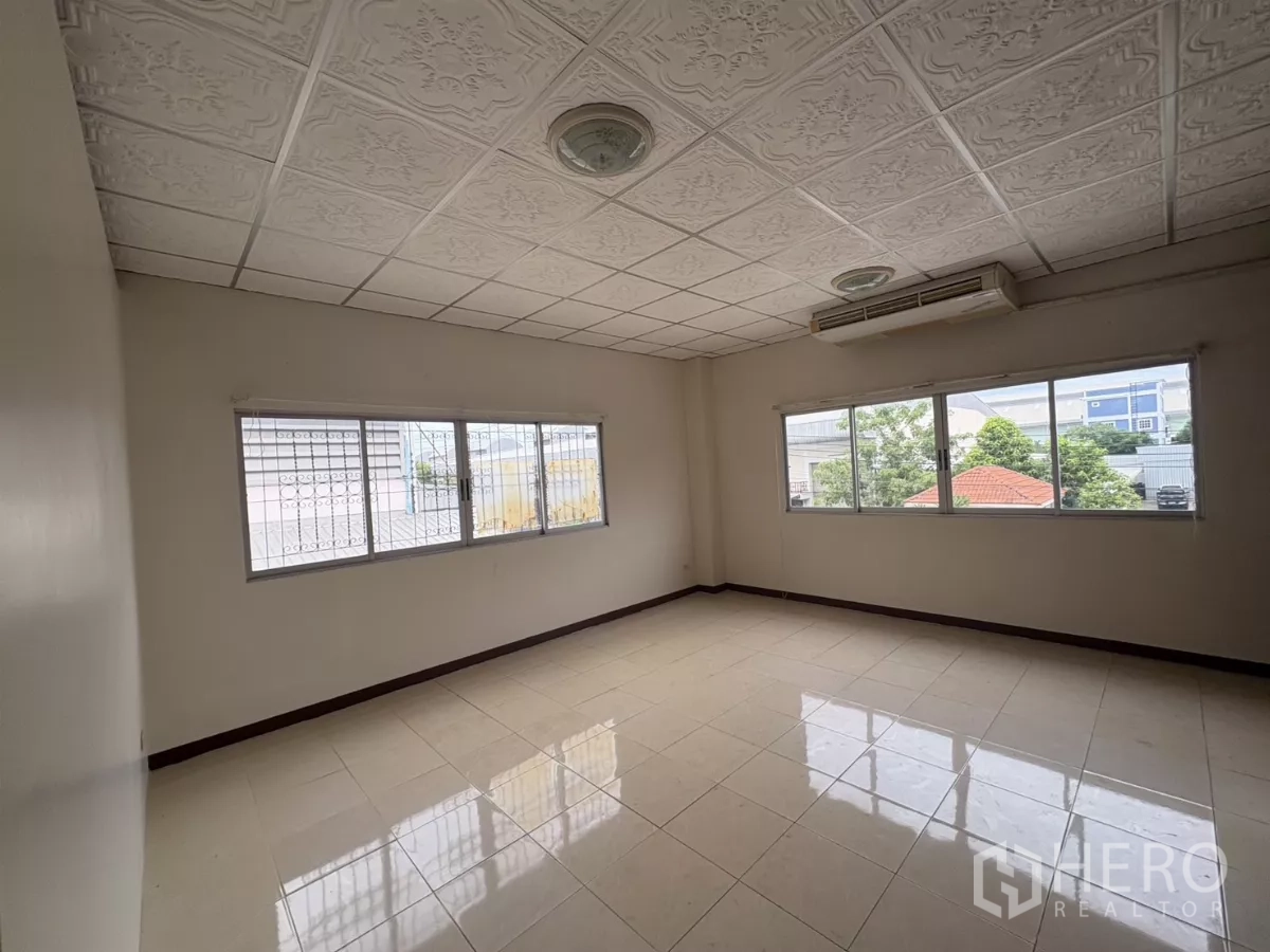Warehouse for rent in Bang Phli, Samut Prakan - Bright corner office with large windows and split-type air conditioner.