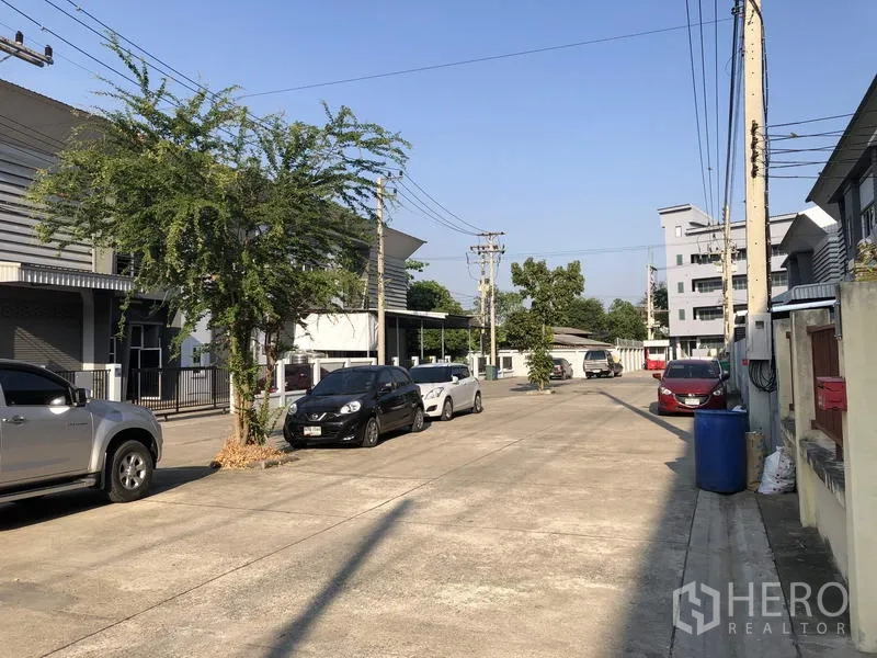 Factory for rent in Lam Luk Ka, Pathum Thani - Quiet internal road of the compound with parking in front of factory units.
