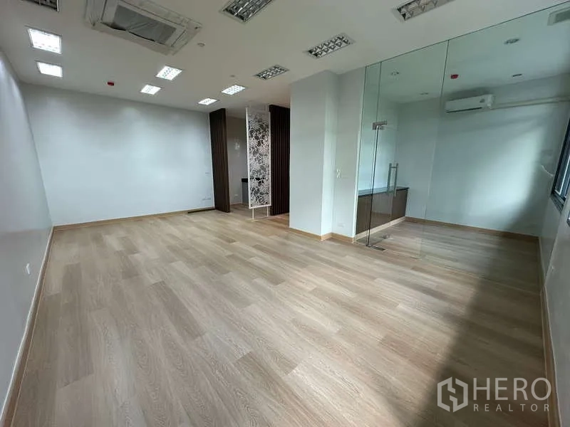 办公空间 出租 - 开放式工位区，带玻璃私密办公室与吊顶空调。
