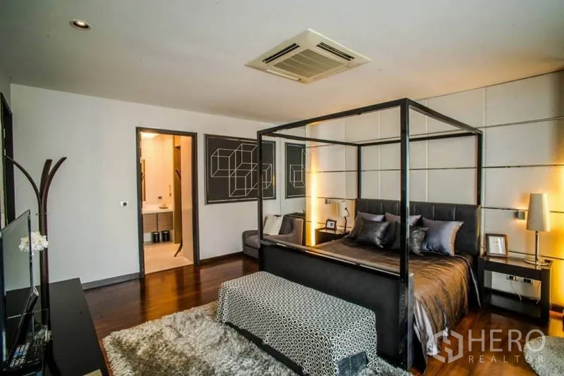 Townhouse for rent or sale in Watthana, Bangkok - Master bedroom from another angle showing canopy bed and accent lighting
