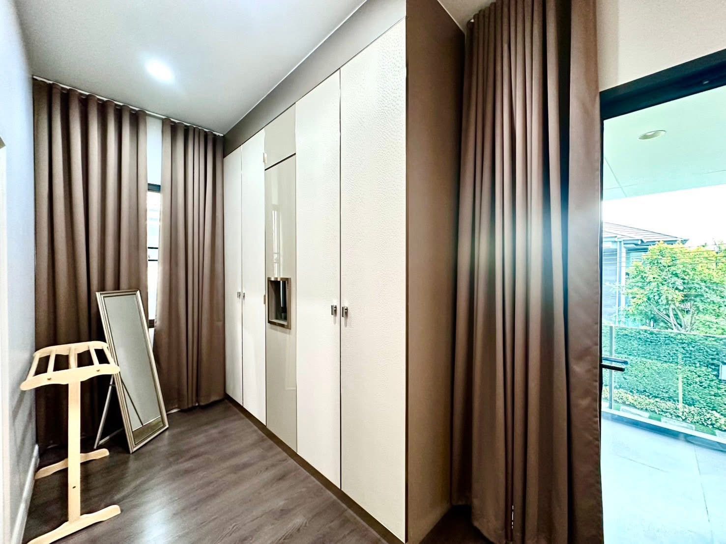 Detached House for rent in Bang Kapi, Bangkok - Walk-in closet with built-in wardrobes, full-height curtains and balcony outlook.