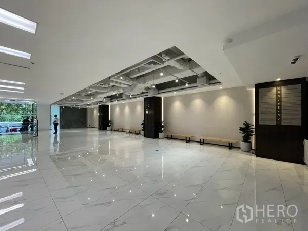 Retail Space for rent in Bang Rak, Bangkok - Open retail concourse with seating and a café zone beside full‑height windows.