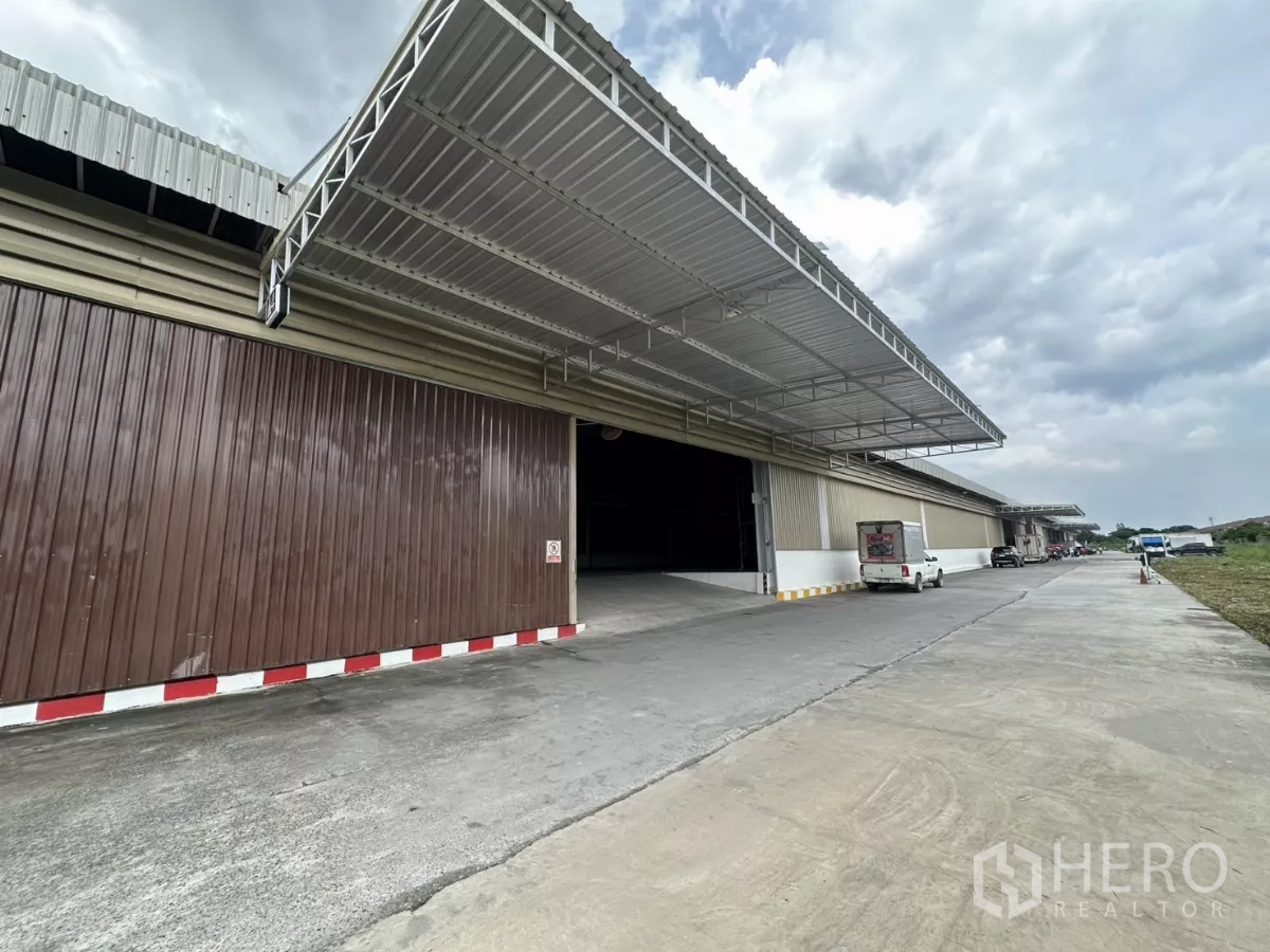 คลังสินค้า ให้เช่าในLat Krabang, Bangkok - แถวช่องโหลดสินค้าแบบยกระดับ มีหลังคาคลุม ทางลาด และช่องจอดรถบรรทุกด้านหน้าโกดัง