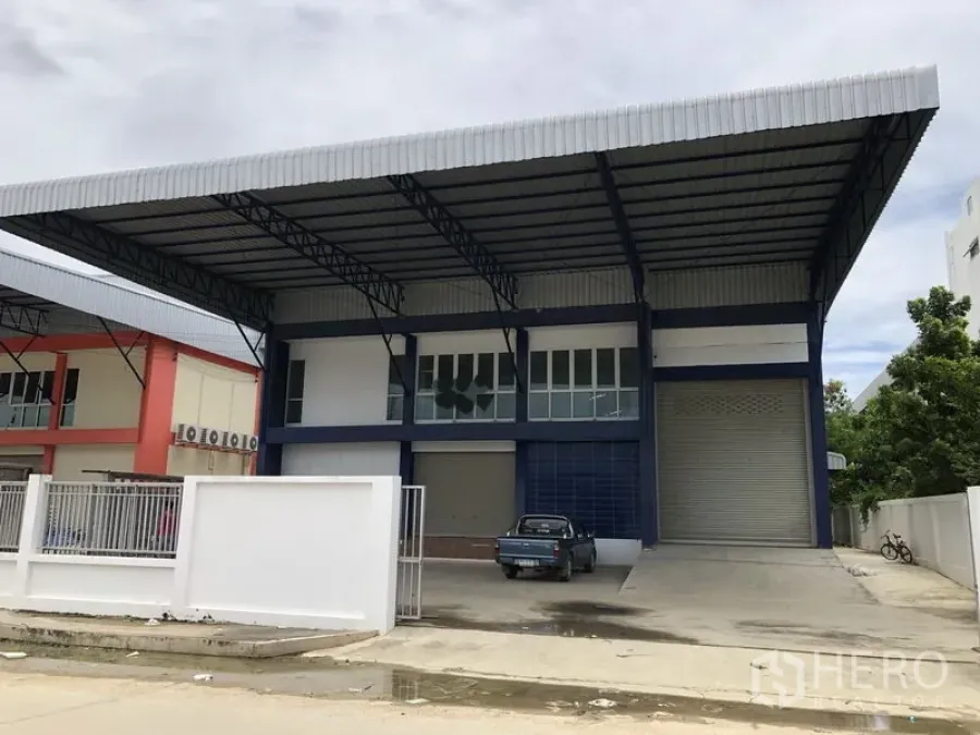 工厂 出租或出售在Bang Sao Thong, Samut Prakan - 工厂外观，带大型雨棚装卸区、宽敞车道和卷帘门
