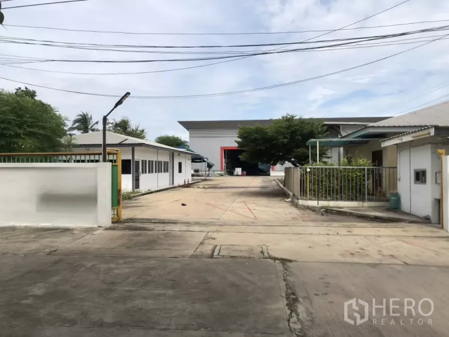 工厂 出租在Mueang Samut Prakan, Samut Prakan - 有大门的车道通向仓库与办公楼