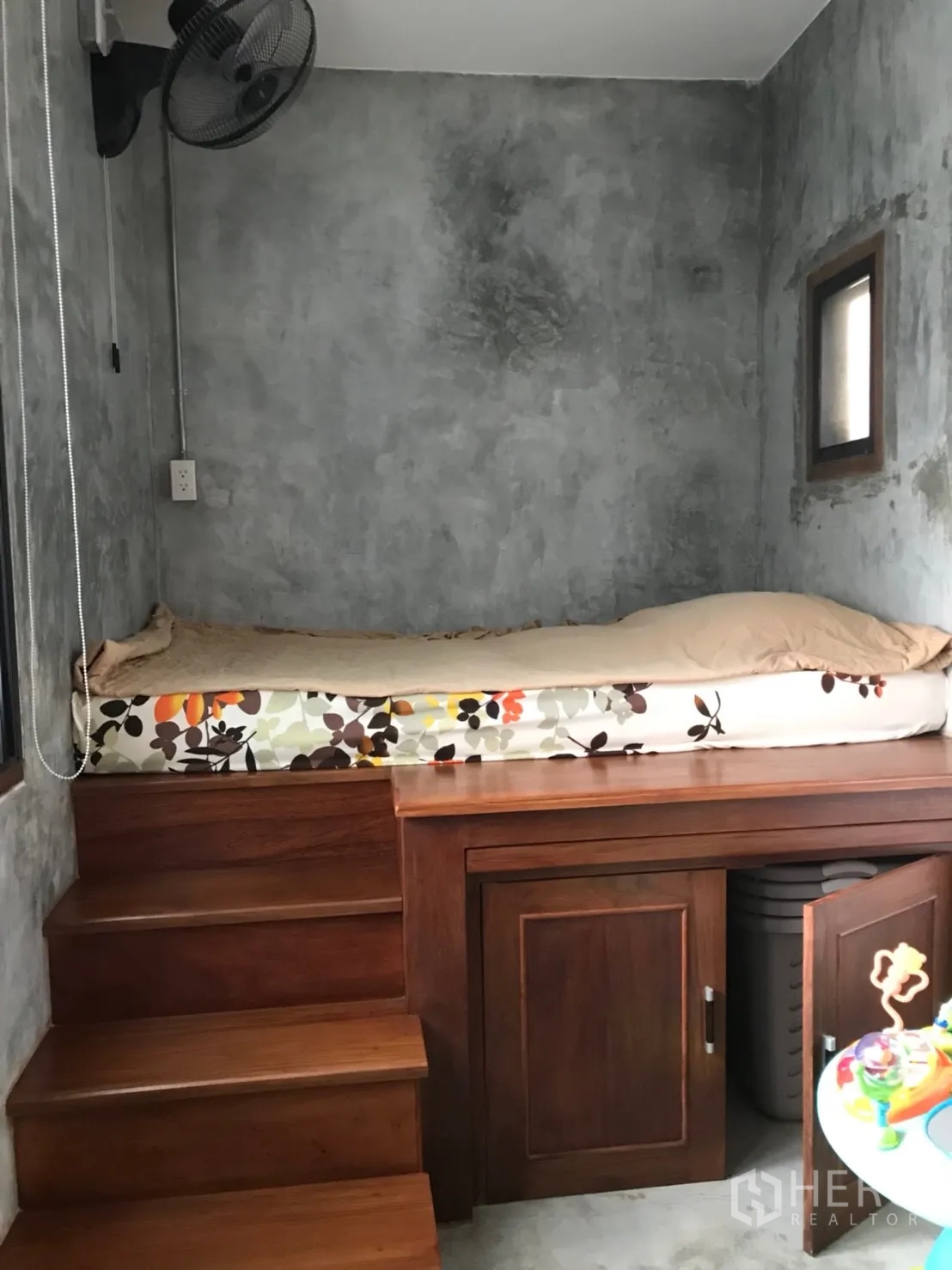 Townhouse for sale in Suan Luang, Bangkok - Compact multipurpose room with raised wooden platform bed and storage cabinet