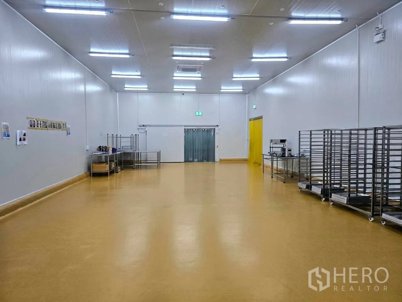 Factory for rent in Mueang Samut Sakhon, Samut Sakhon - Production room with yellow floor, stainless racks, and equipment stations.