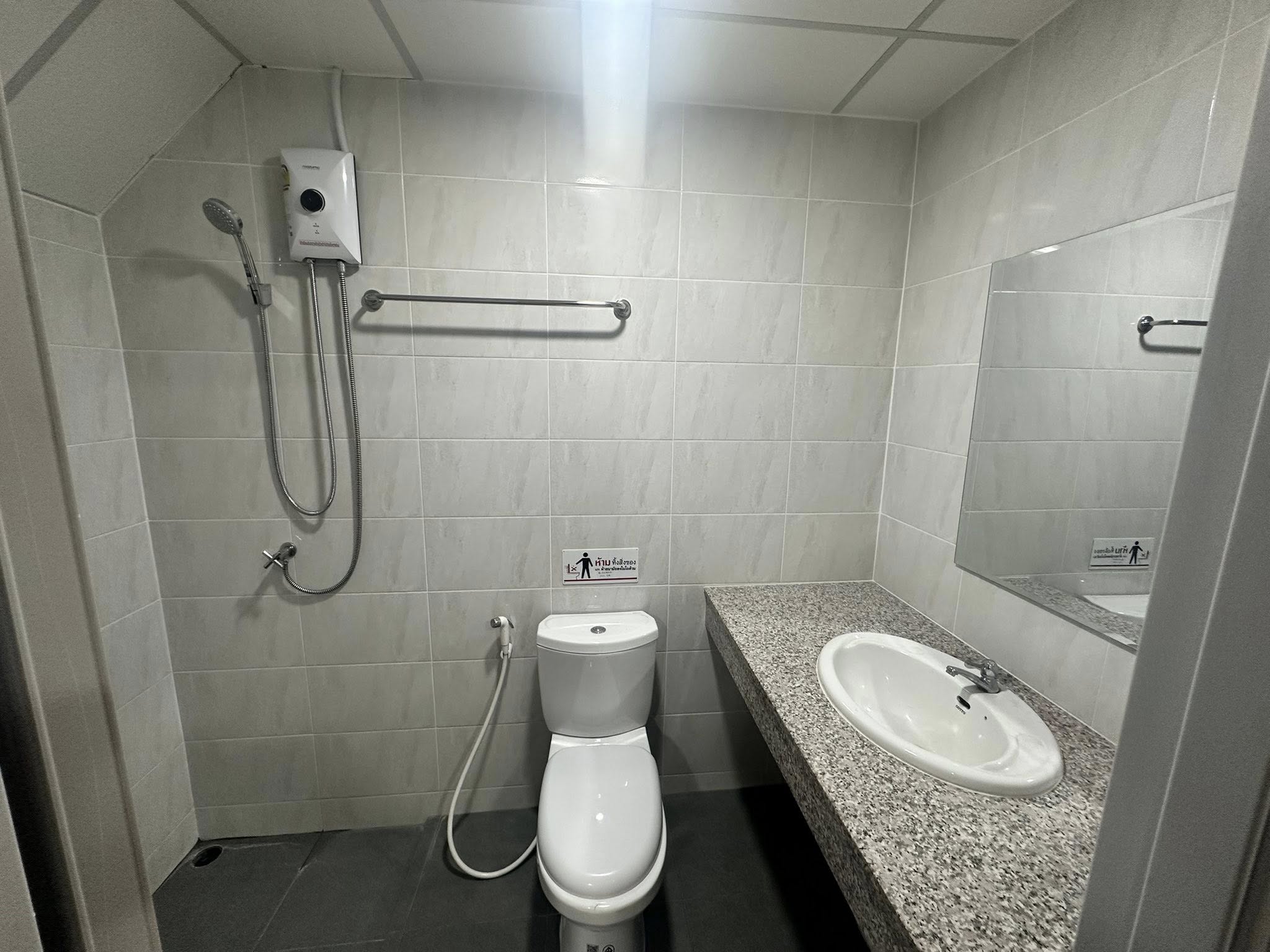 Home Office for rent in Wang Thonglang, Bangkok - Clean bathroom with shower, water heater, toilet and long granite counter.