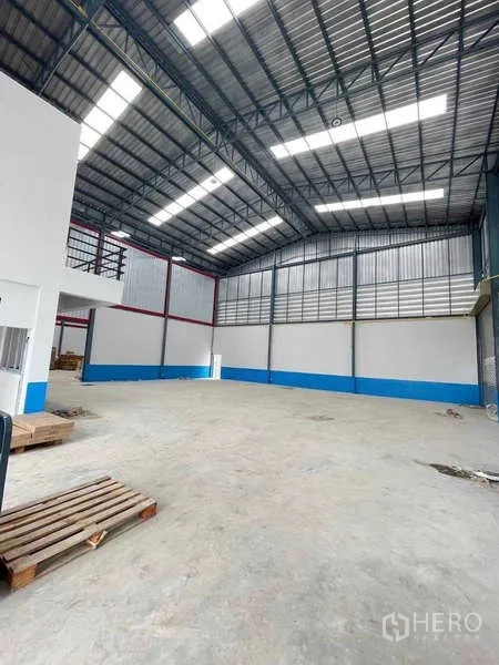 货栈 出租在Bang Phli, Samut Prakan - 高挑仓库地面，采光屋面板，旁接办公区。