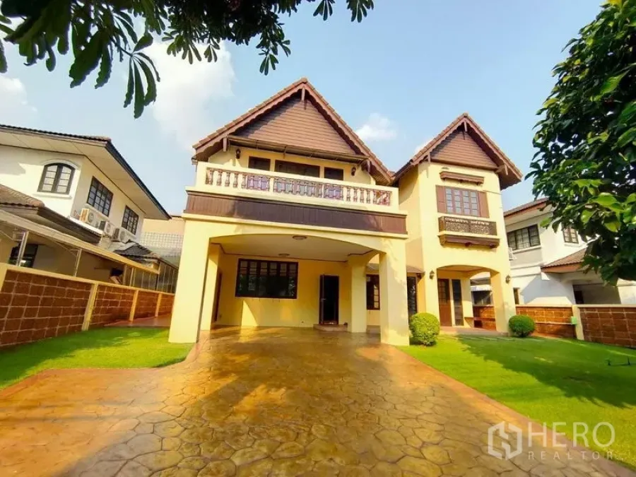 Detached House for rent - Two-storey detached house with gabled roof, carport, and wide driveway.