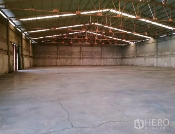 Factory for rent in Samut Prakan - Spacious factory interior with high steel truss roof, solid concrete floor and clear open span for production or storage in Samut Prakan.