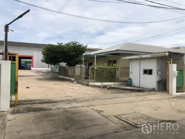 工厂 出租在Mueang Samut Prakan, Samut Prakan - 入口处树木成荫，可见金属板厂房
