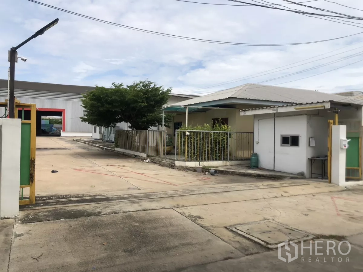 工厂 出租在Mueang Samut Prakan, Samut Prakan - 入口处树木成荫，可见金属板厂房