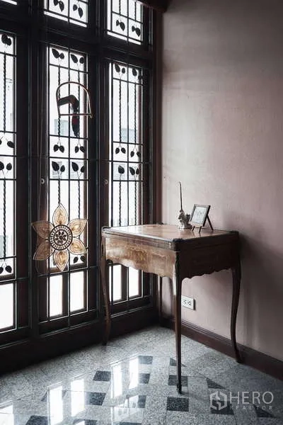 Townhouse for rent in Khlong Toei, Bangkok - Sunlit corner with stained‑glass style doors and small writing desk