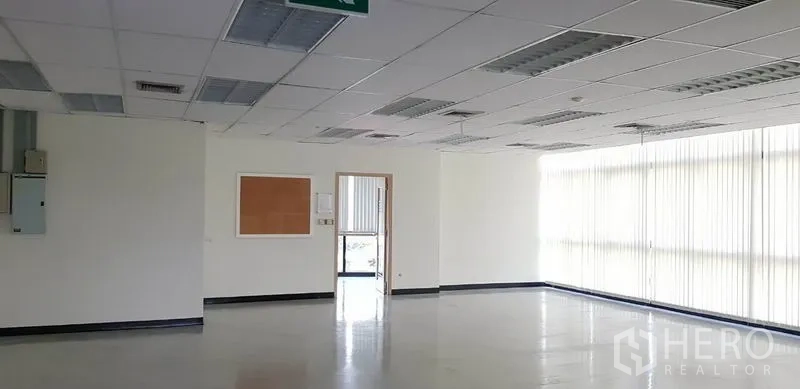 办公空间 出租在Khlong Toei, Bangkok - 开放式办公室楼层，吊顶、日光灯及带竖百叶的大窗。