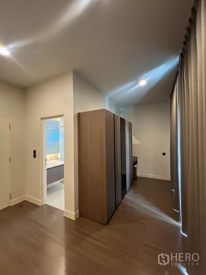 Detached House for rent in Bang Kapi, Bangkok - Walk-through closet corridor with wardrobes leading to the bathroom.