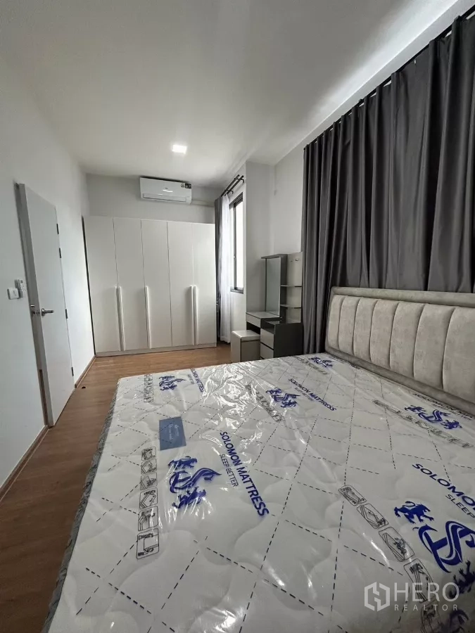 Townhouse for rent in Bang Phli, Samut Prakan - Spacious master bedroom with wardrobe, vanity and large window.