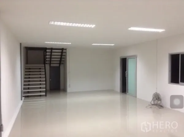 Warehouse for rent in Bang Kapi, Bangkok - Bright warehouse office area with staircase to mezzanine and polished floors in Bang Kapi.