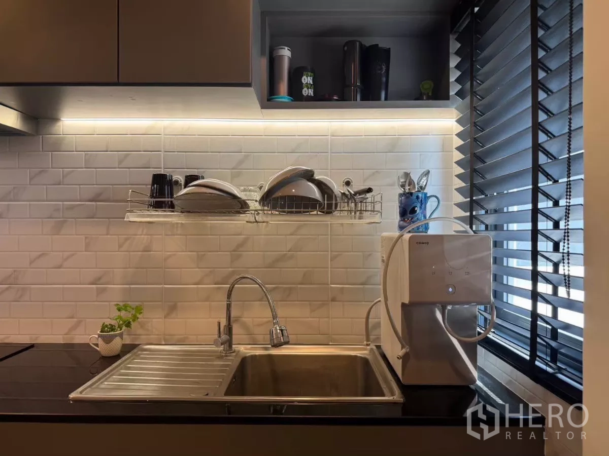 Detached House for rent in Bang Phli, Samut Prakan - Kitchen sink with tiled backsplash, under-cabinet lighting and water purifier.