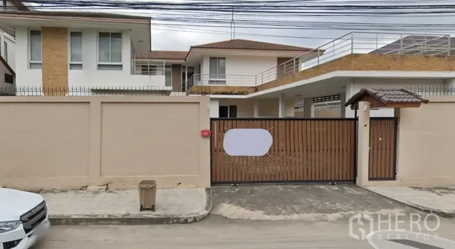Detached House for rent in Prawet, Bangkok - Two-storey detached house in Prawet, Bangkok with high wall, sliding wooden gate, rooftop terrace and covered carport.