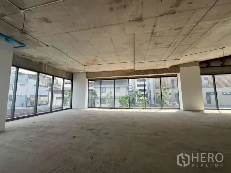 Retail Space for rent - Shell-and-core retail space with floor-to-ceiling windows and open-plan interior in Phaya Thai.