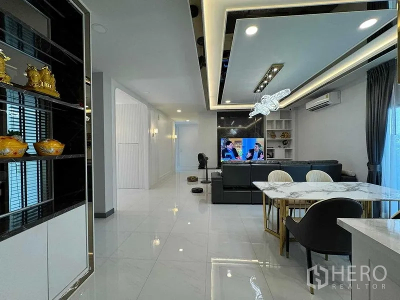 独立式住宅 出租或出售在Bang Na, Bangkok - 开放式客餐厅，格栅天花与亮面瓷砖地面。