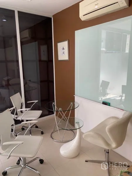 Home Office for rent in Wang Thonglang, Bangkok - Meeting corner featuring a glass table, swivel chairs and a glass board.