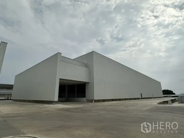 Factory for rent in Pathum Thani - Angular view of a large high-bay factory block with a truck-friendly yard.