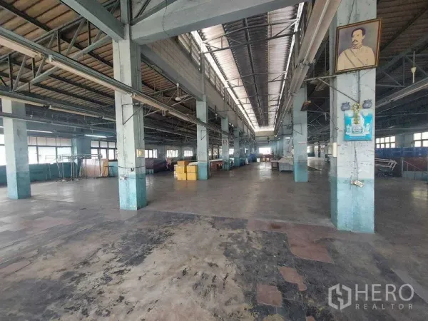 货栈 出租在Min Buri, Bangkok - 大型开放式厂房大厅，中央天窗，成排立柱与混凝土地坪