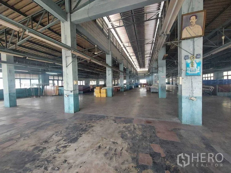 货栈 出租在Min Buri, Bangkok - 大型开放式厂房大厅，中央天窗，成排立柱与混凝土地坪