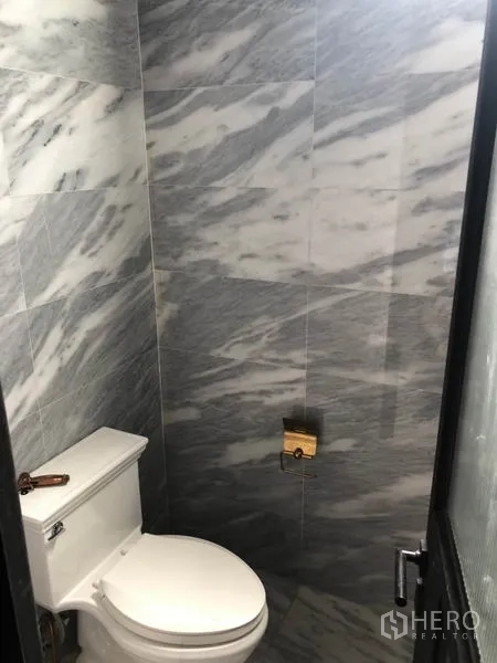 Retail Space for rent in Khlong Toei, Bangkok - Private WC with marble wall tiles inside the retail space.
