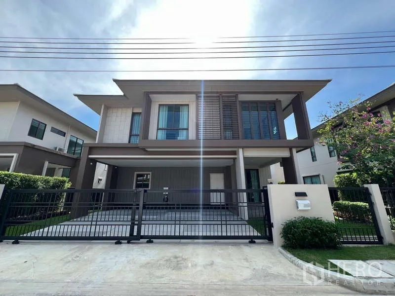 Detached House for rent in Bang Kapi, Bangkok - Modern two-storey detached house with gated driveway in Burasiri Krungthep Kreetha, Bang Kapi.