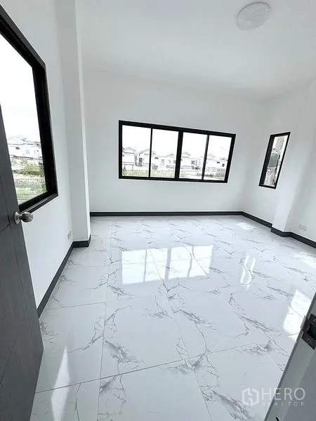 Warehouse for rent in Khlong Luang, Pathum Thani - Corner room with wide glazing and white marble-pattern floor tiles.