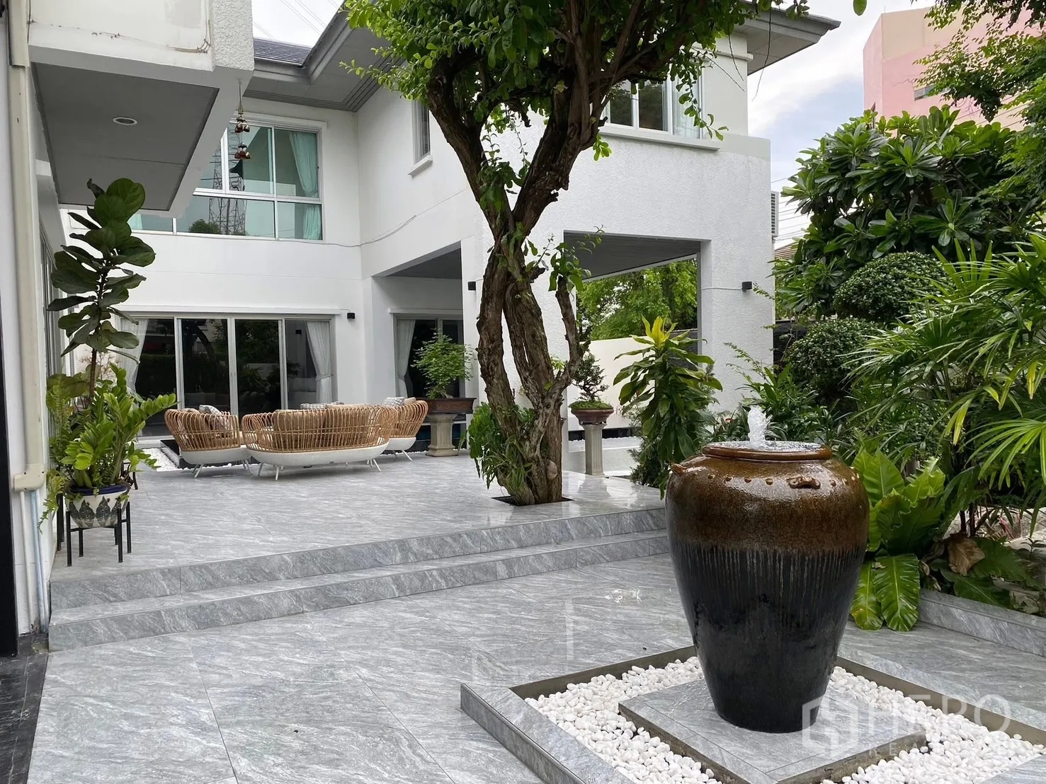 Detached House for rent in Suan Luang, Bangkok - Courtyard with water feature, mature trees and a seating area.