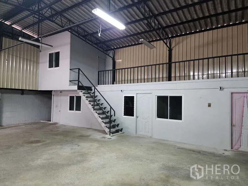 Warehouse for rent in Chatuchak, Bangkok - High-ceiling warehouse with mezzanine office, windows and wide open work area.