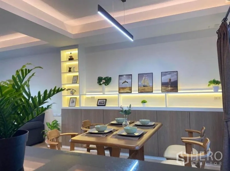 ทาวน์เฮาส์ ให้เช่าในPrawet, Bangkok - มุมรับประทานอาหารพร้อมโคมไฟเส้นและชั้นโชว์ตกแต่ง