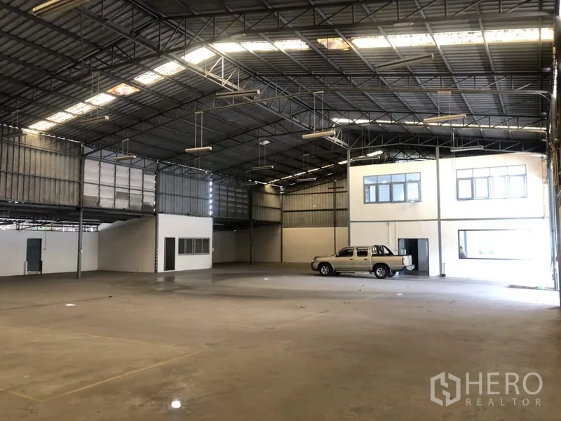货栈 出租在Prawet, Bangkok - 通透仓库地面，内置两层办公室及停车位