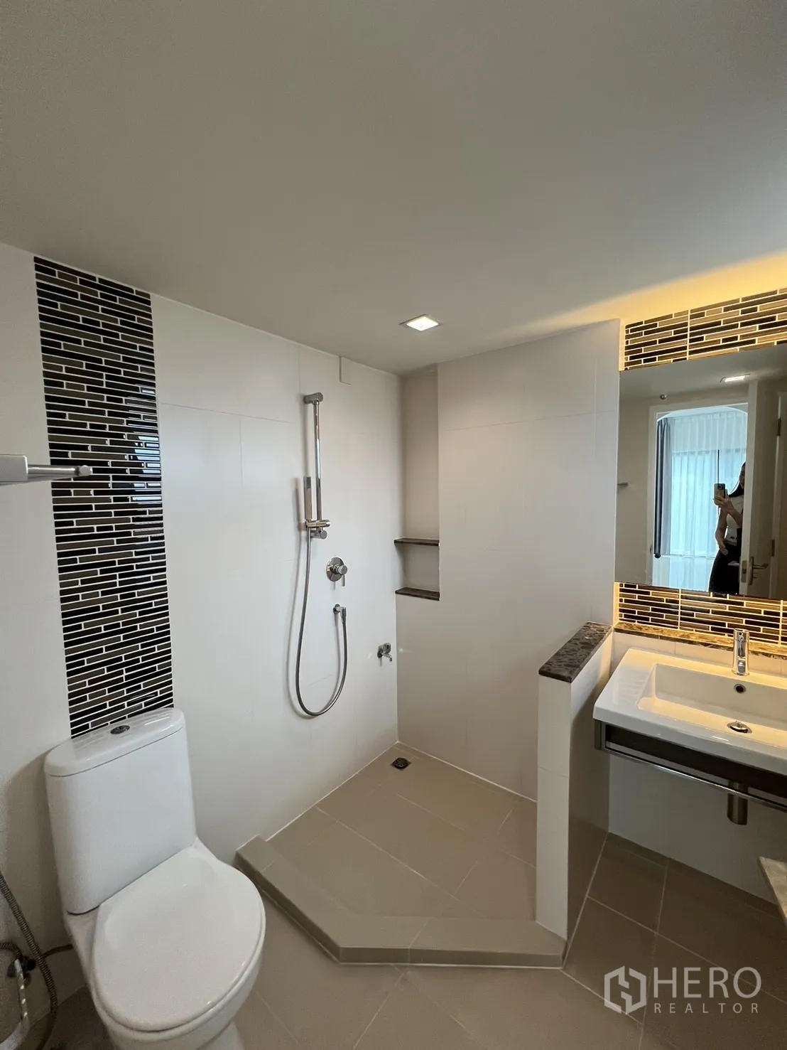 Detached House for rent in Bang Kapi, Bangkok - Ground-floor bathroom with walk-in shower, toilet and illuminated mirror.